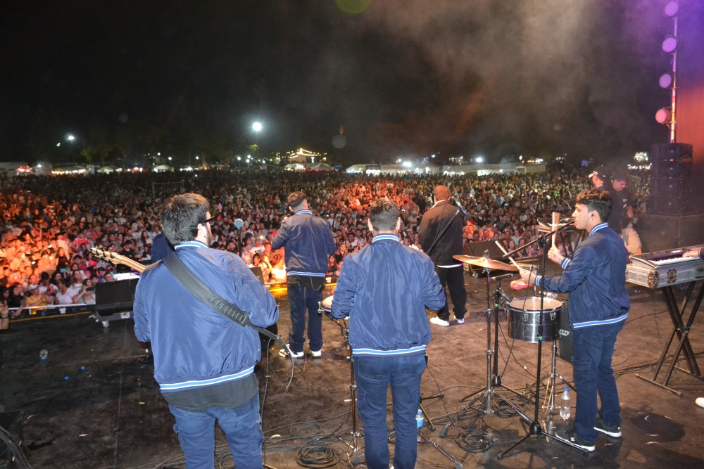 Amar Azul coronó los festejos del aniversario ante una multitud