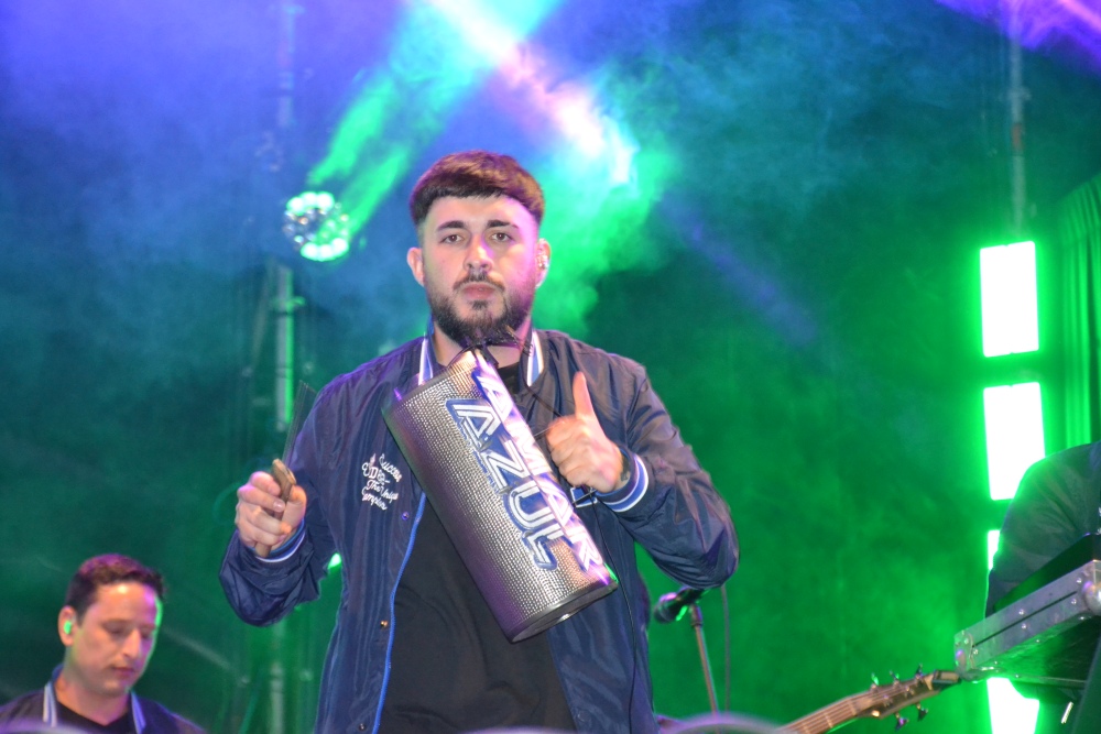 Amar Azul coronó los festejos del aniversario ante una multitud