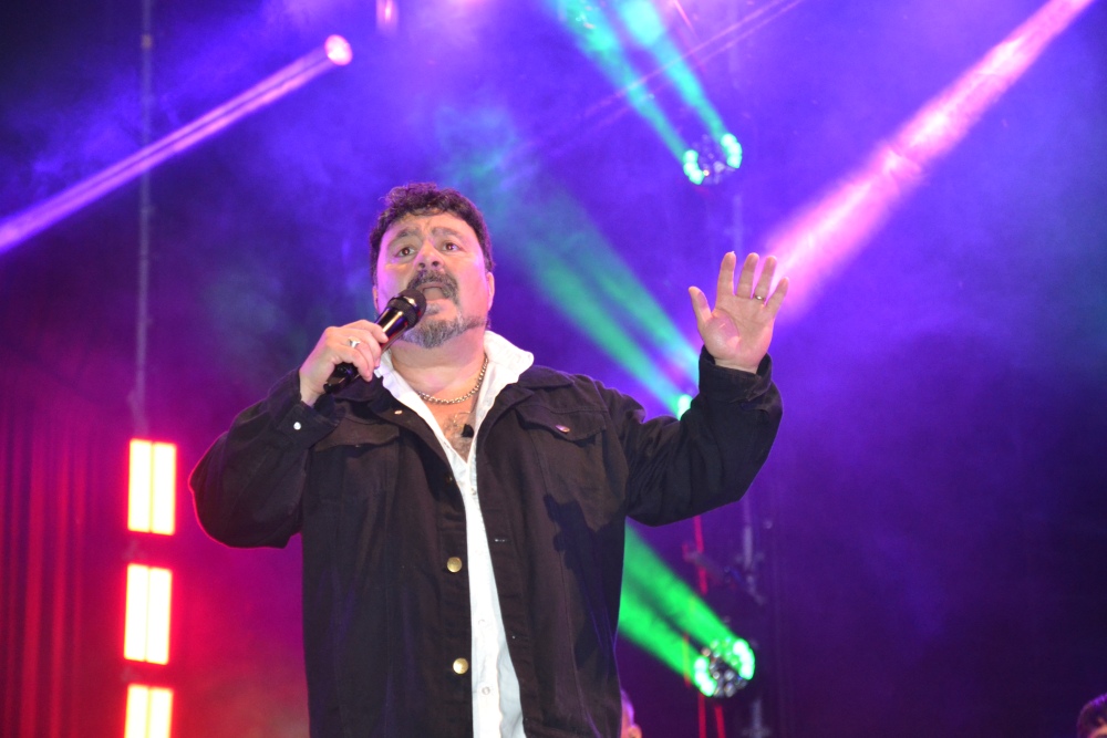 Amar Azul coronó los festejos del aniversario ante una multitud