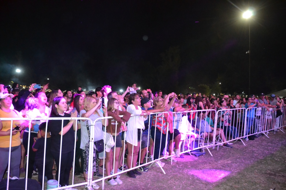 Amar Azul coronó los festejos del aniversario ante una multitud