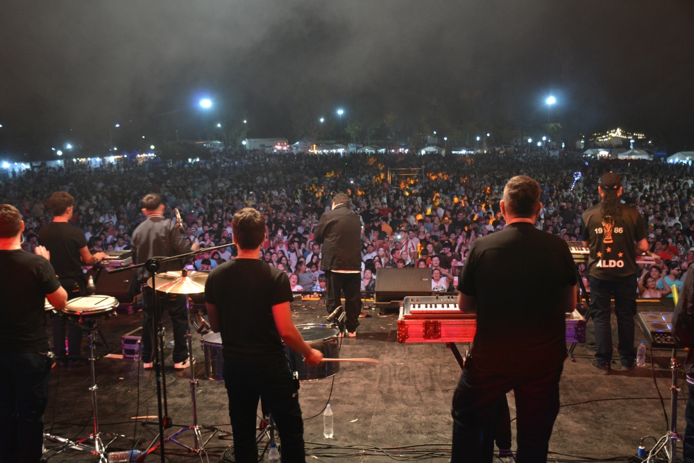 Amar Azul coronó los festejos del aniversario ante una multitud