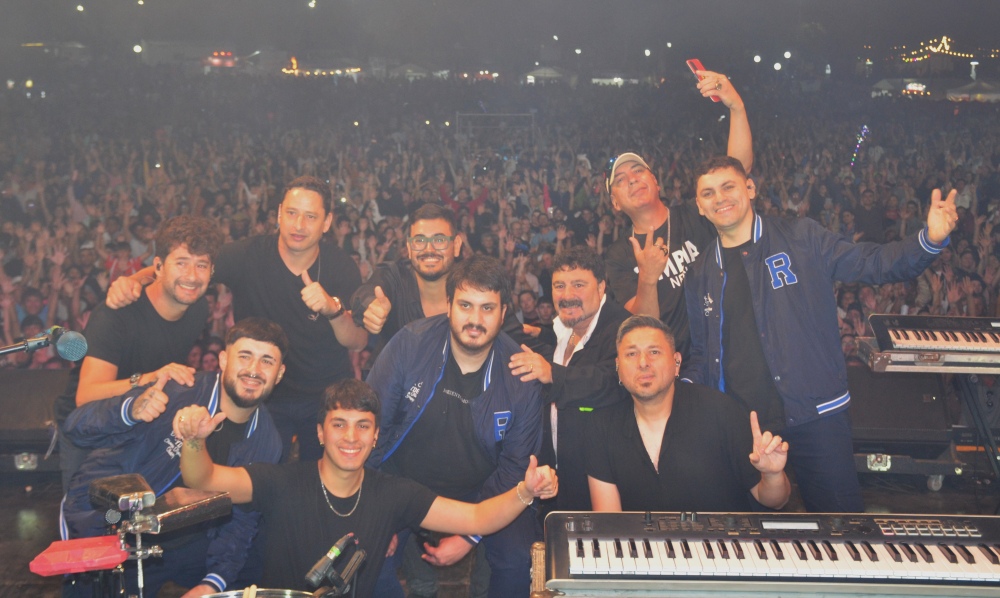 Amar Azul coronó los festejos del aniversario ante una multitud