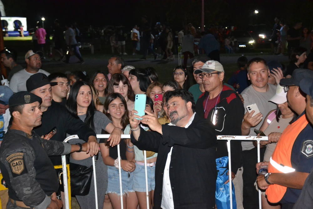 Amar Azul coronó los festejos del aniversario ante una multitud