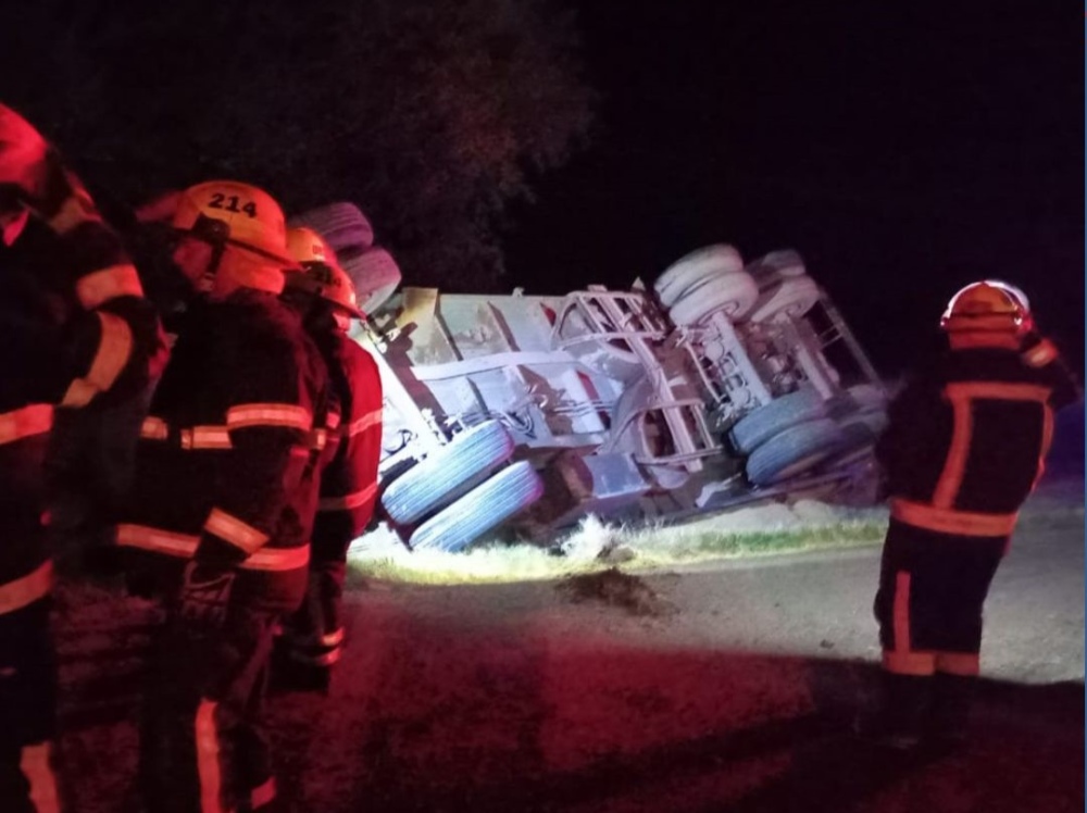 Volcó un acoplado sin dejar heridos en Ruta 33