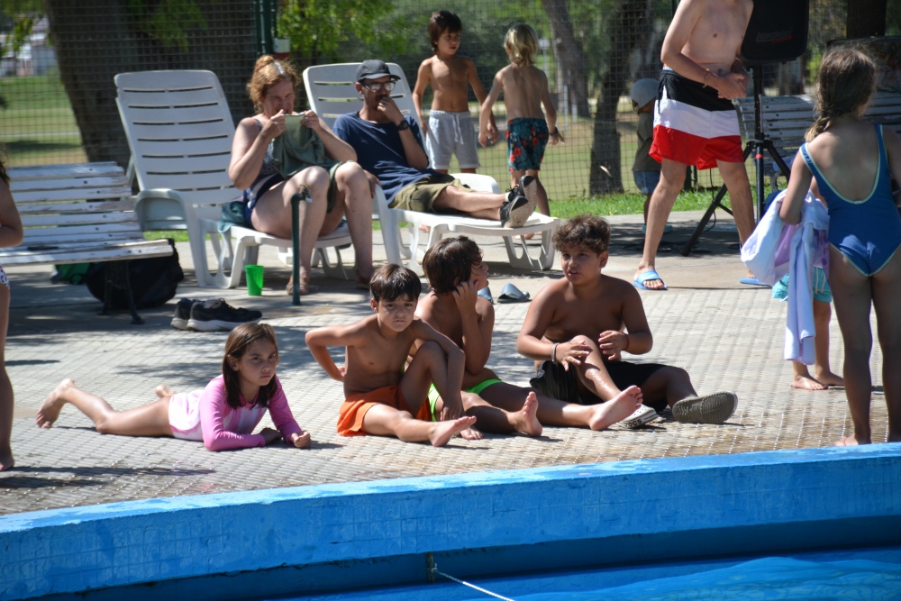 Segunda jornada del encuentro acuático entre colonias de verano