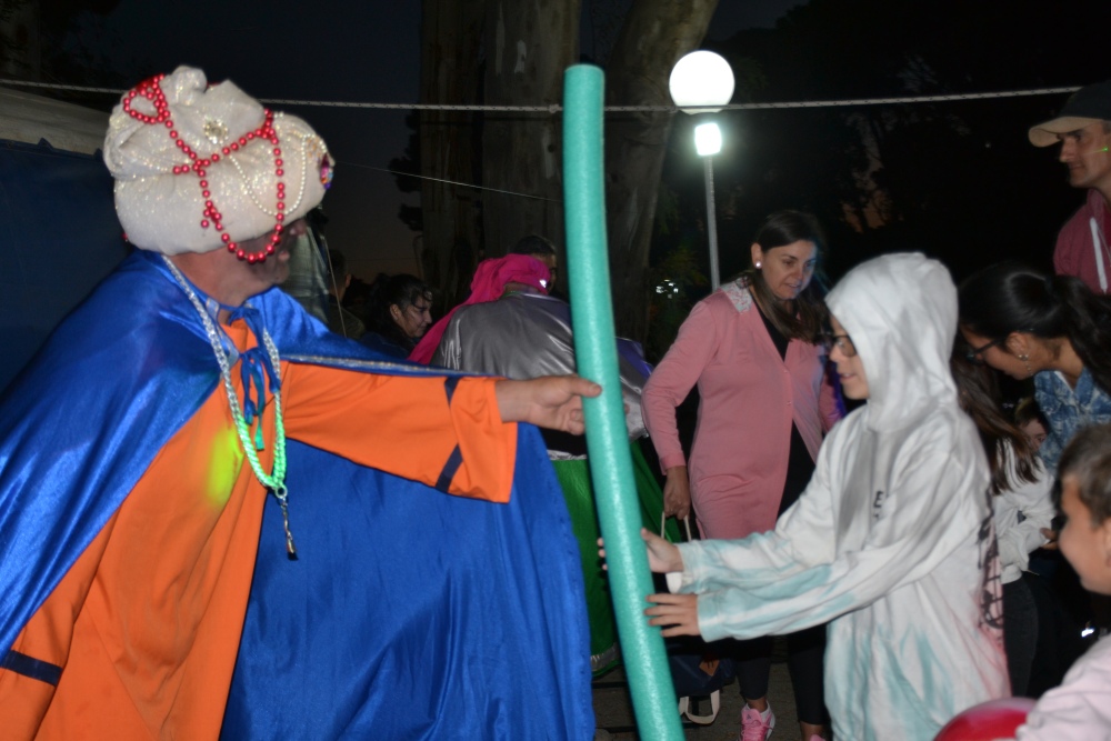 Con regalos y sonrisas, los Reyes Magos visitaron Pigüé