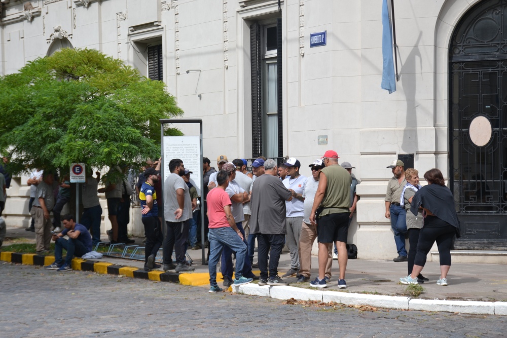 Trabajadores municipales se manifestaron en el Palacio Municipal