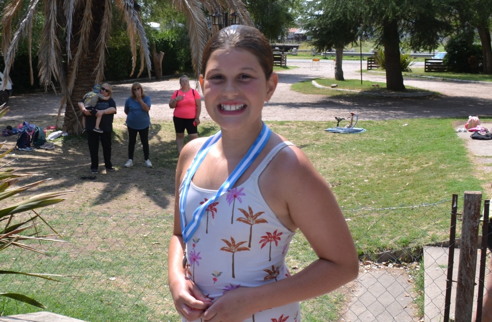 Encuentro deportivo entre la colonia del Tenis Club y la Escuela Abierta de Verano