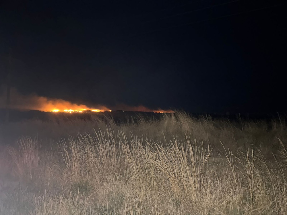 Así se observa en estos momentos el fuego en la planta de reciclado, este domingo por la noche