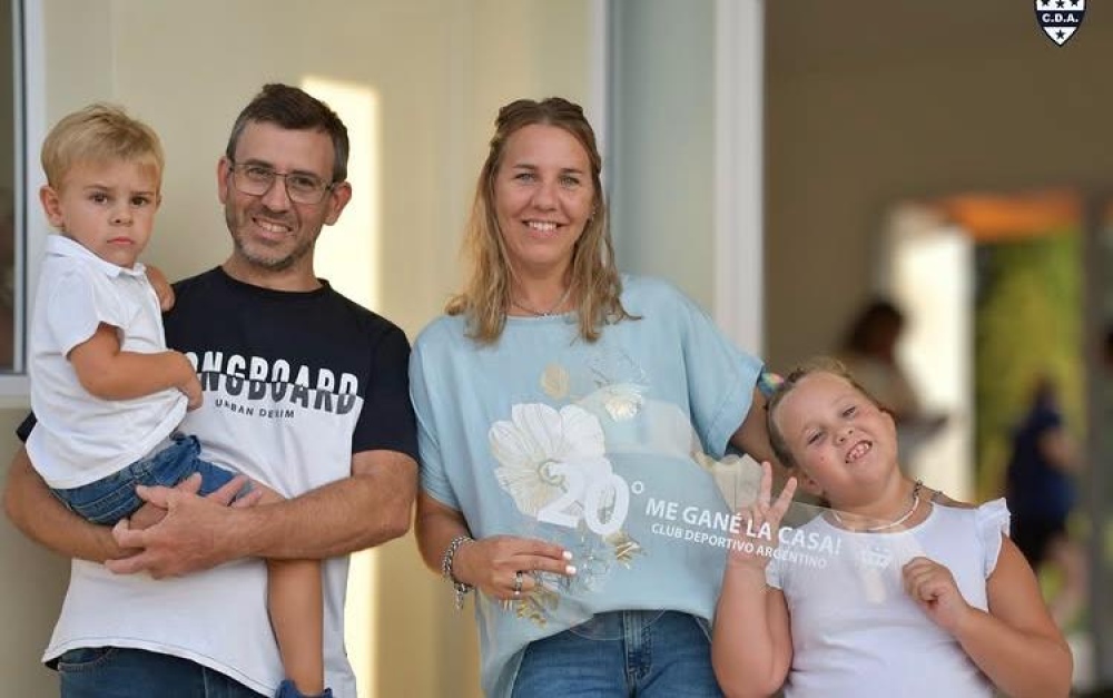 Entregaron la casa a estrenar del 20° Bono del Club Deportivo Argentino