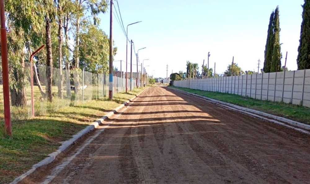 Avanzan trabajos en calles urbanas y caminos rurales