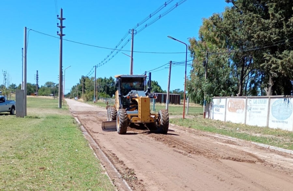 Avanzan trabajos en calles urbanas y caminos rurales