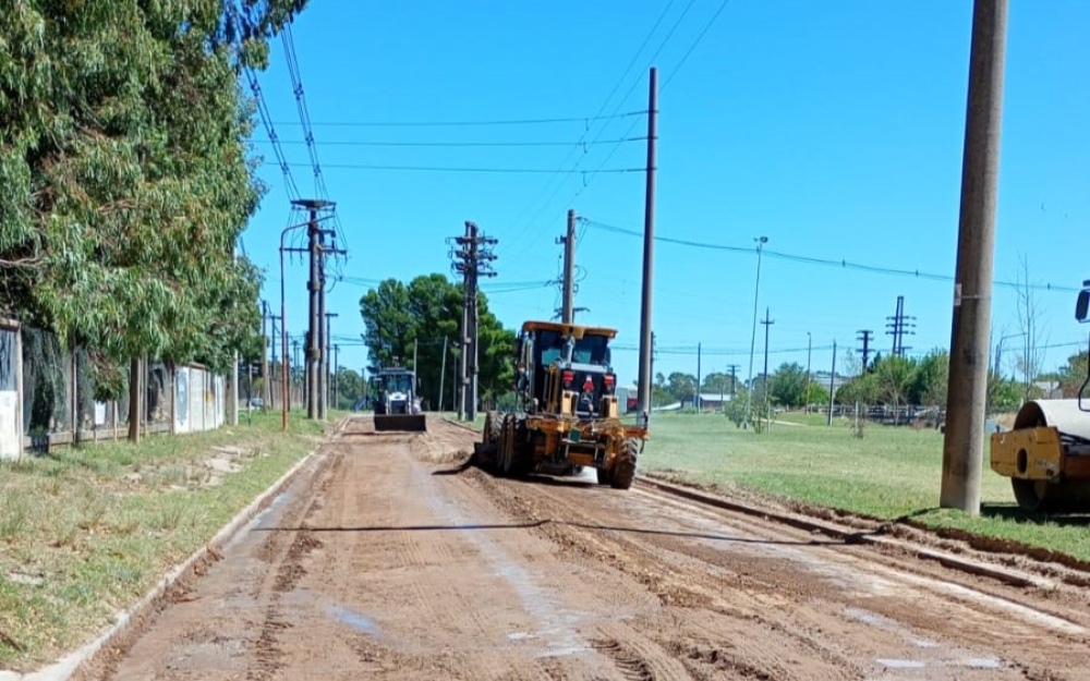 Avanzan trabajos en calles urbanas y caminos rurales