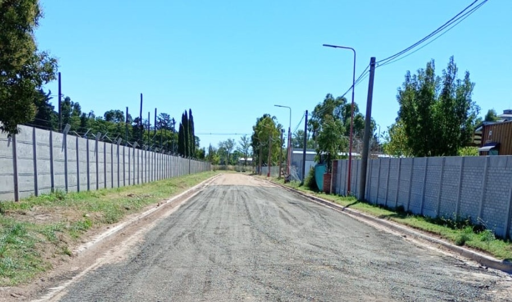 Avanzan trabajos en calles urbanas y caminos rurales