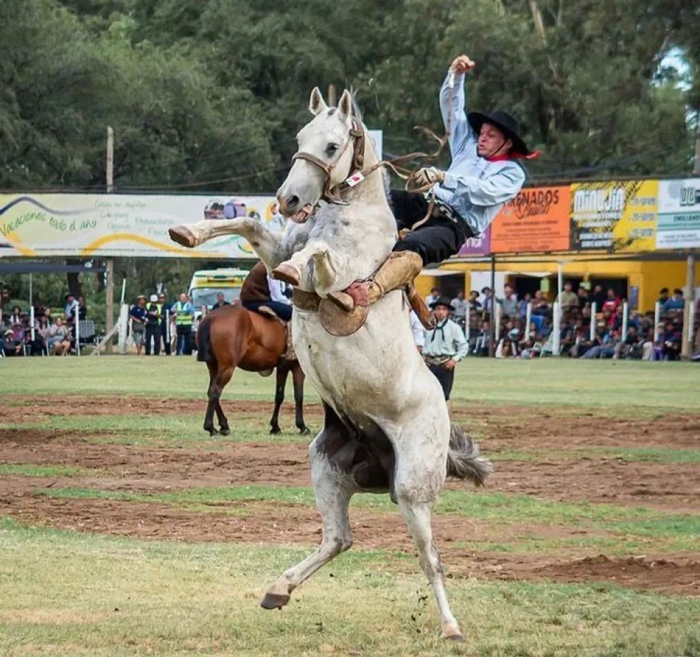 Jineteada, música y tradición en el arranque de la Fiesta del Reservado