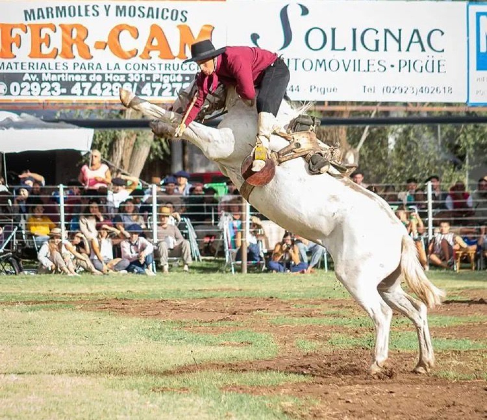 Jineteada, música y tradición en el arranque de la Fiesta del Reservado