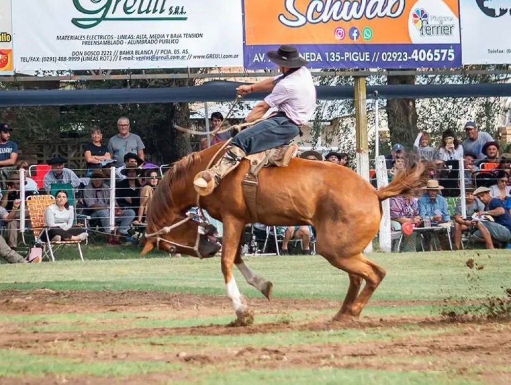 Jineteada, música y tradición en el arranque de la Fiesta del Reservado