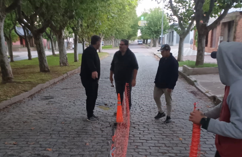 Comenzaron trabajos de readecuación del adoquinado en Mitre y Urquiza