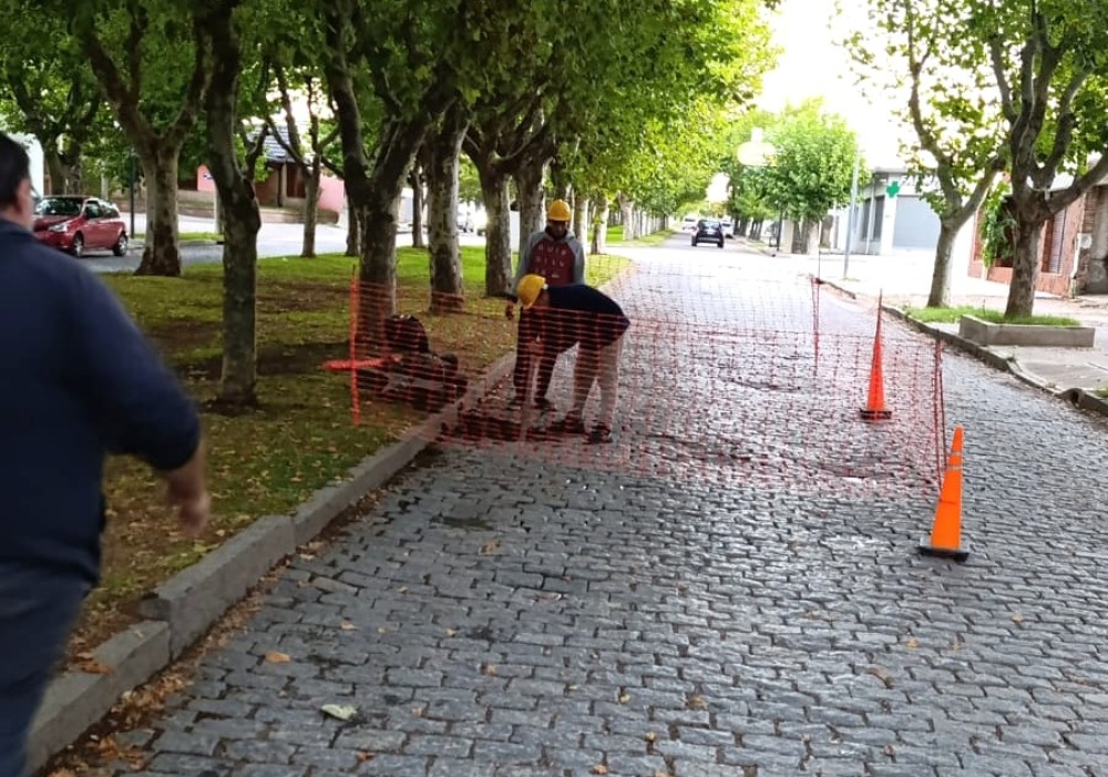 Comenzaron trabajos de readecuación del adoquinado en Mitre y Urquiza