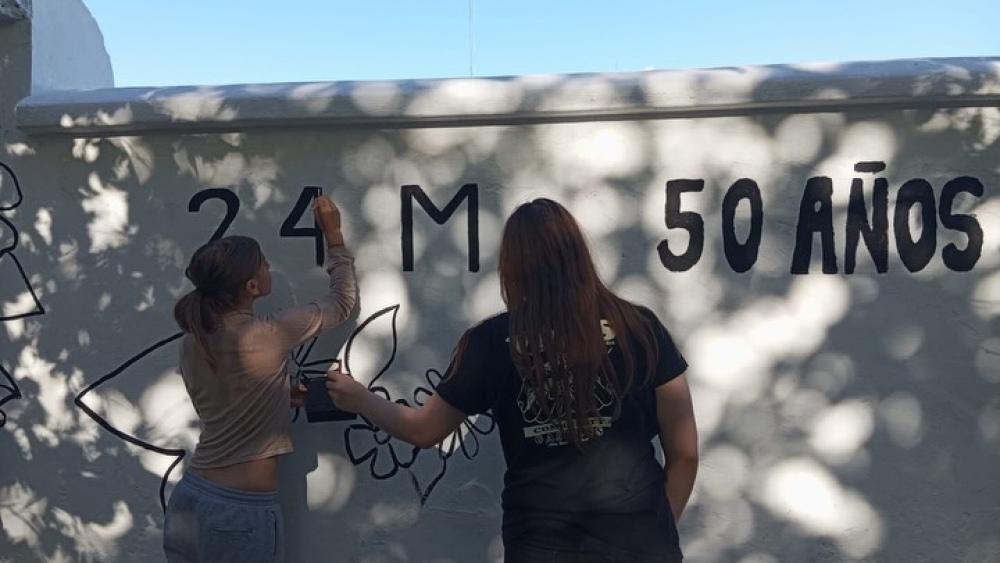 Memoria activa: jóvenes de Envión se sumaron a la campaña “Florecerán Pañuelos”