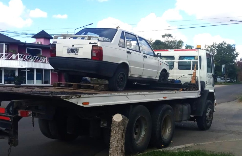 Continúan los operativos de remoción de vehículos abandonados en Pigüé