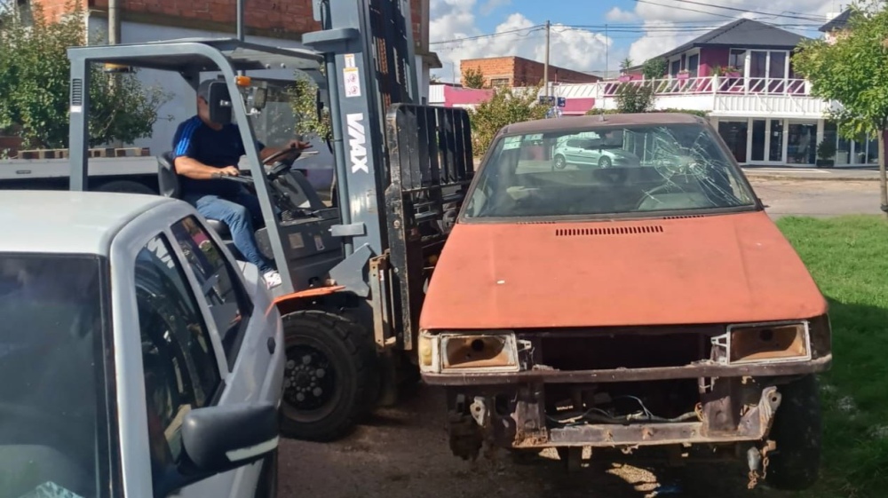 Continúan los operativos de remoción de vehículos abandonados en Pigüé