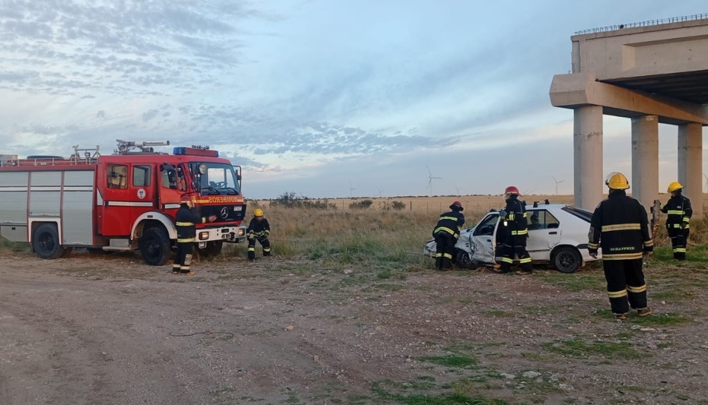 Accidente en la Ruta 33: un auto y un camión colisionaron cerca de Tornquist
