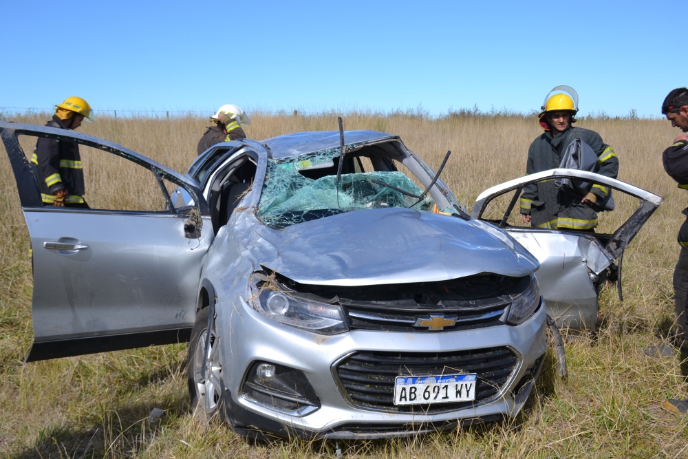 Accidente en la Ruta 67: bomberos rescataron a una mujer tras un vuelco