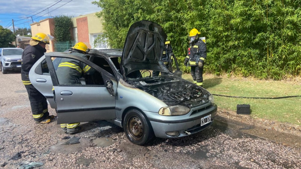 Incendio de un vehículo en calle Libertad