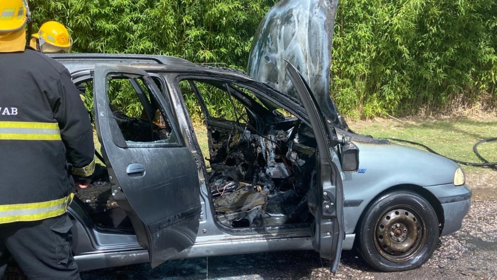 Incendio de un vehículo en calle Libertad