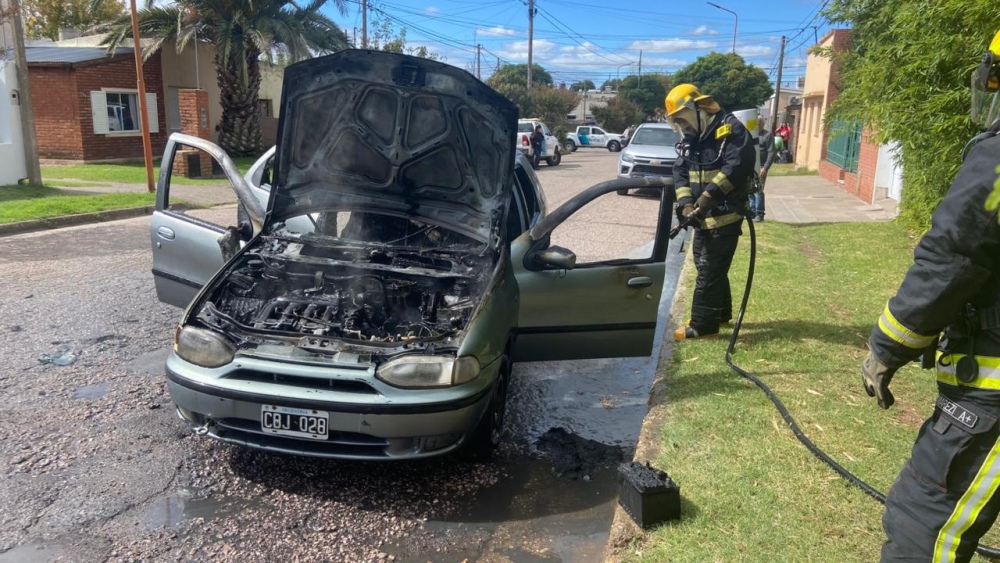 Incendio de un vehículo en calle Libertad