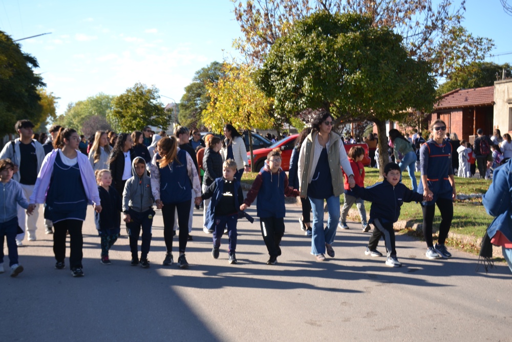 Pigüé celebró el Día de la Educación Física con una multitudinaria caminata