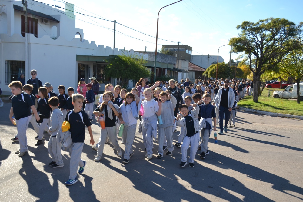 Pigüé celebró el Día de la Educación Física con una multitudinaria caminata
