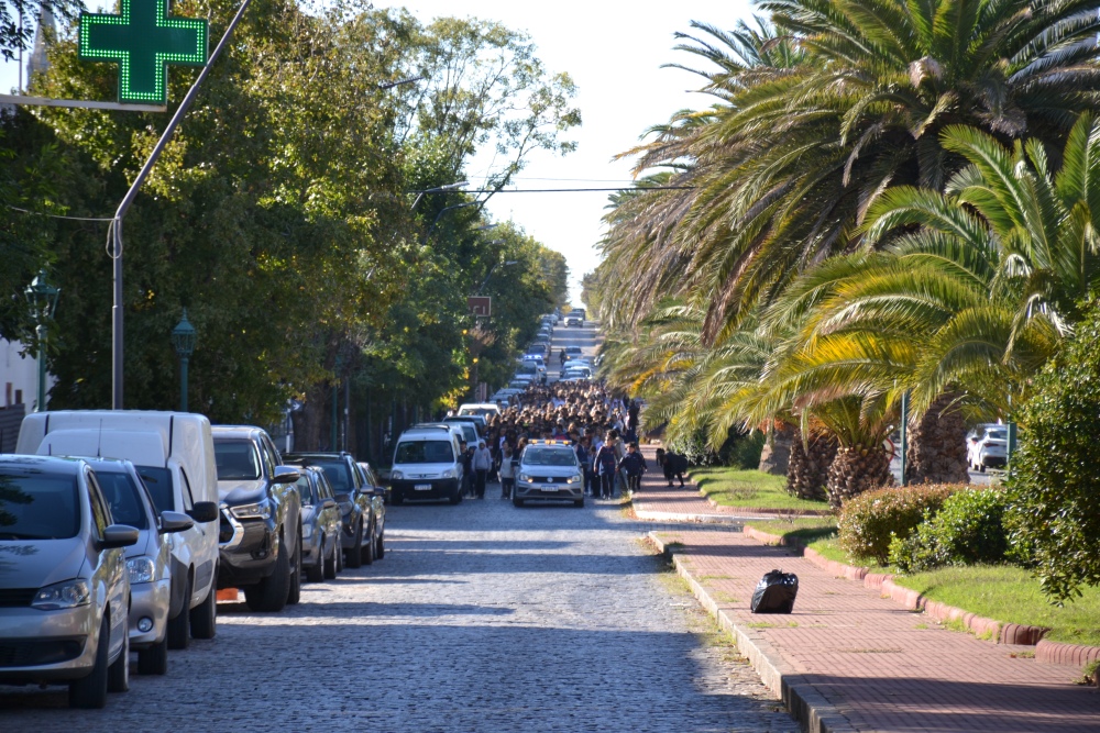 Pigüé celebró el Día de la Educación Física con una multitudinaria caminata