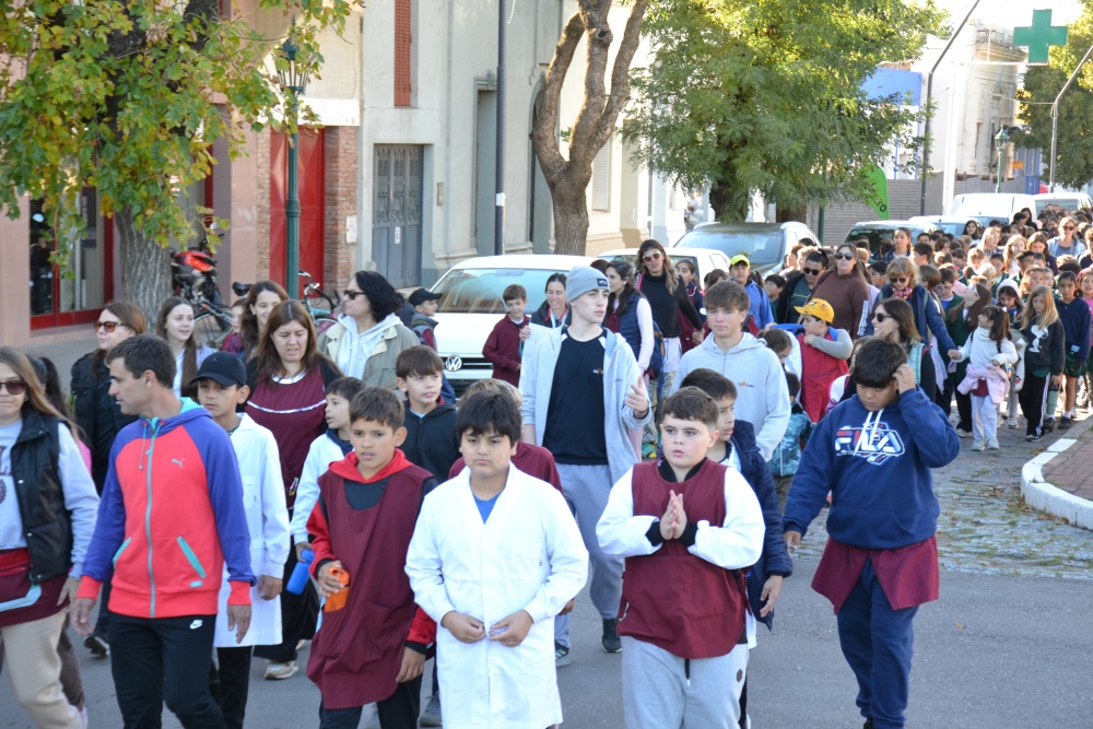 Pigüé celebró el Día de la Educación Física con una multitudinaria caminata