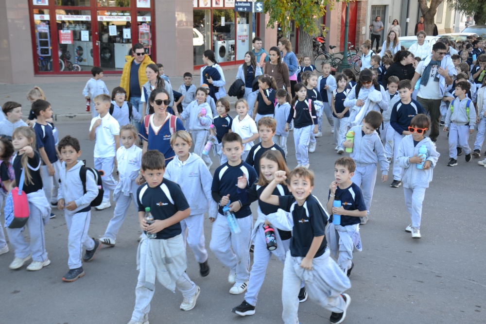 Pigüé celebró el Día de la Educación Física con una multitudinaria caminata