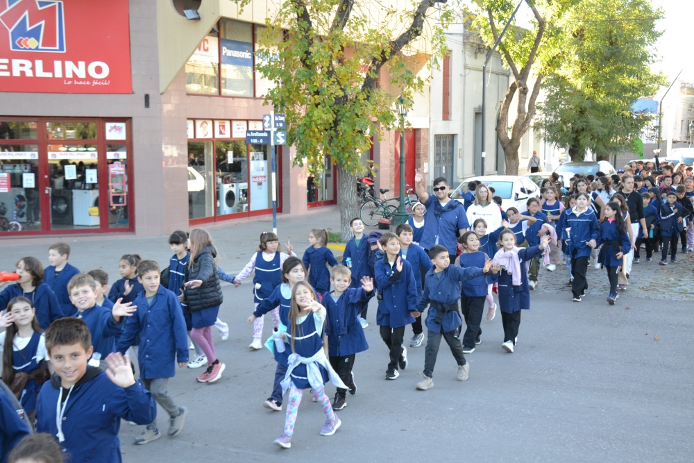Pigüé celebró el Día de la Educación Física con una multitudinaria caminata