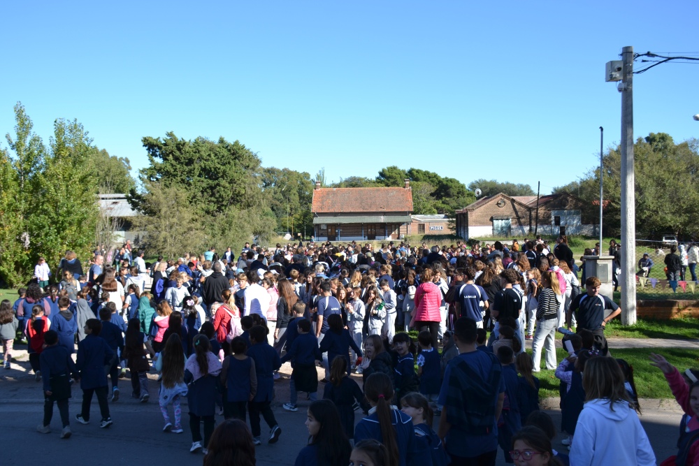 Pigüé celebró el Día de la Educación Física con una multitudinaria caminata