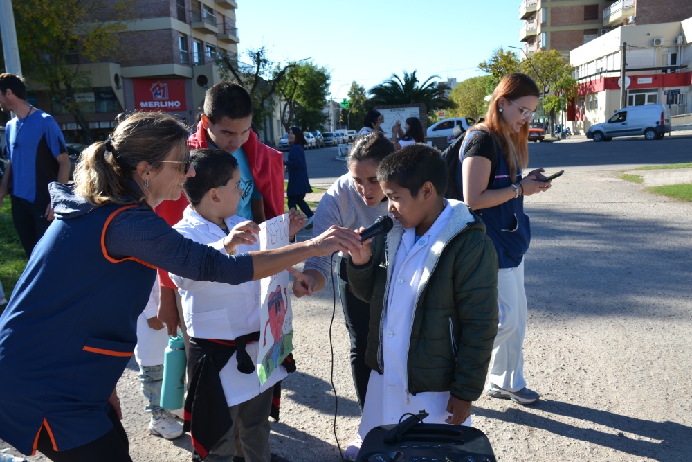 Pigüé celebró el Día de la Educación Física con una multitudinaria caminata