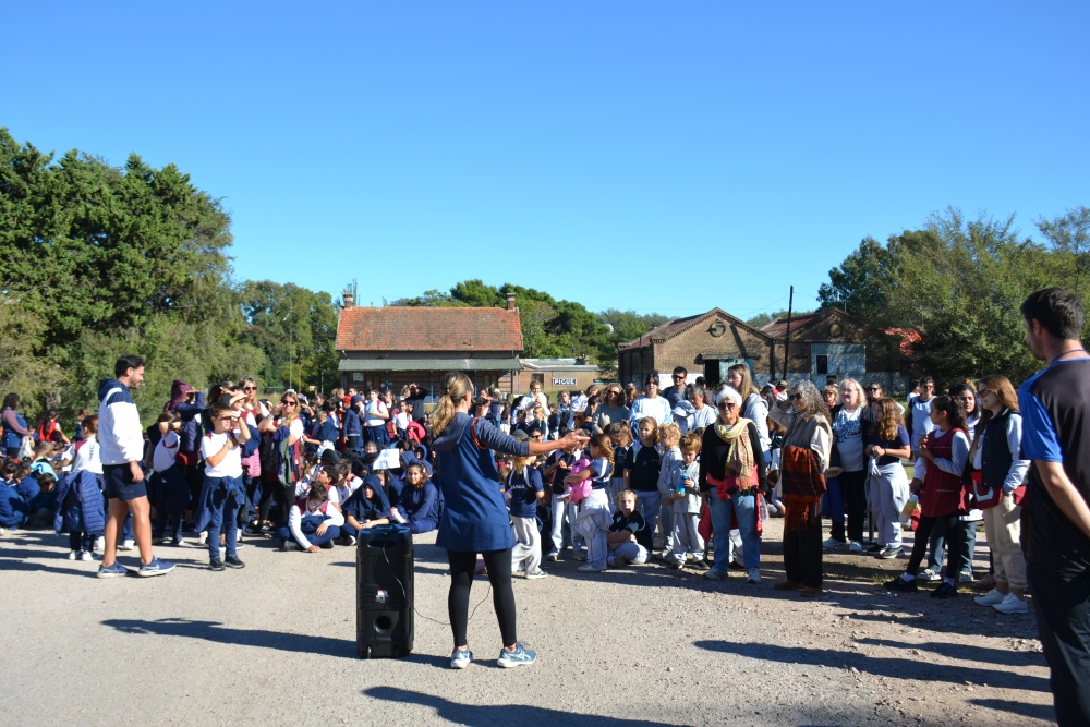 Pigüé celebró el Día de la Educación Física con una multitudinaria caminata