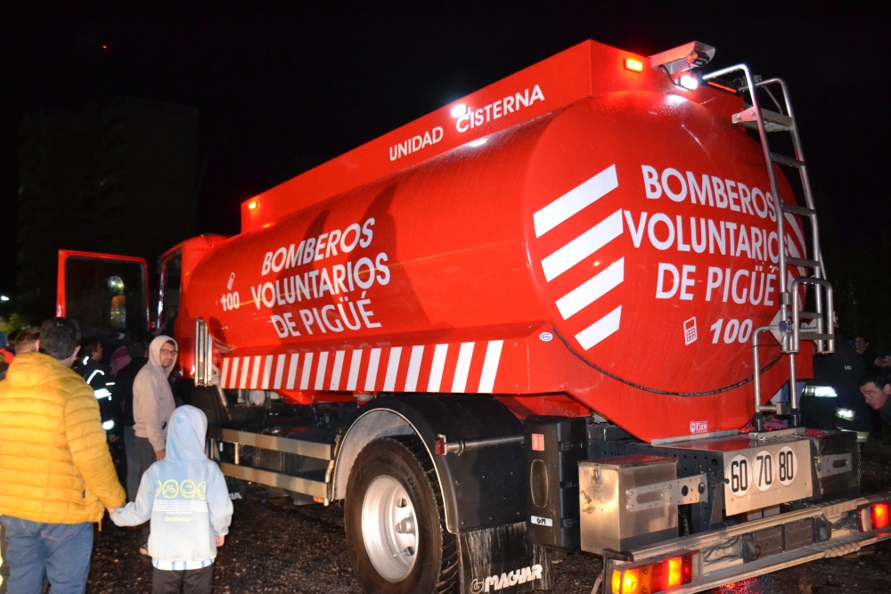 Bomberos Voluntarios de Pigüé incorporaron una nueva unidad cisterna