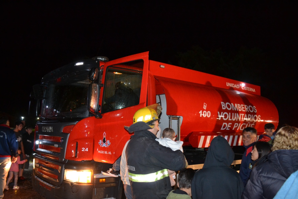 Bomberos Voluntarios de Pigüé incorporaron una nueva unidad cisterna
