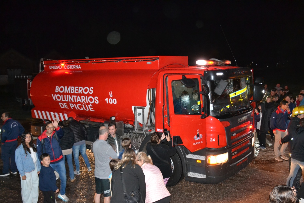 Bomberos Voluntarios de Pigüé incorporaron una nueva unidad cisterna