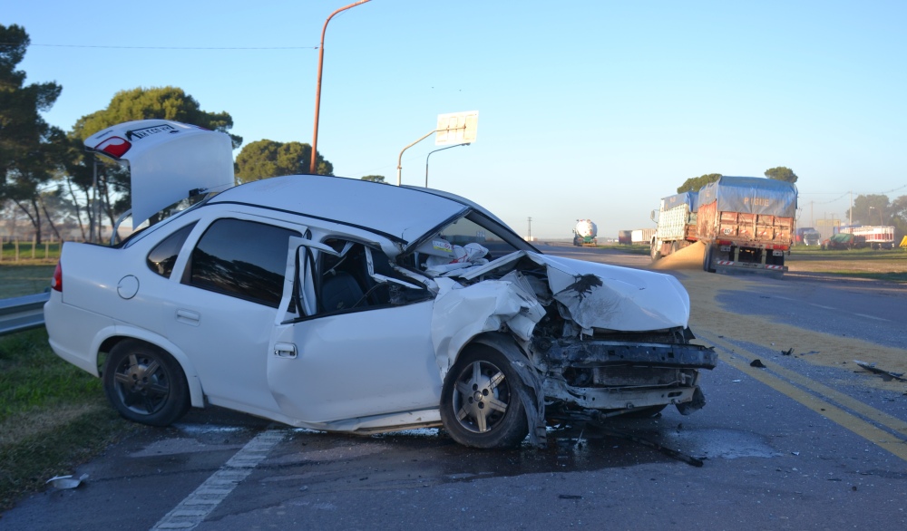 Fuerte choque en Ruta 33: un conductor quedó atrapado tras impactar con un camión
