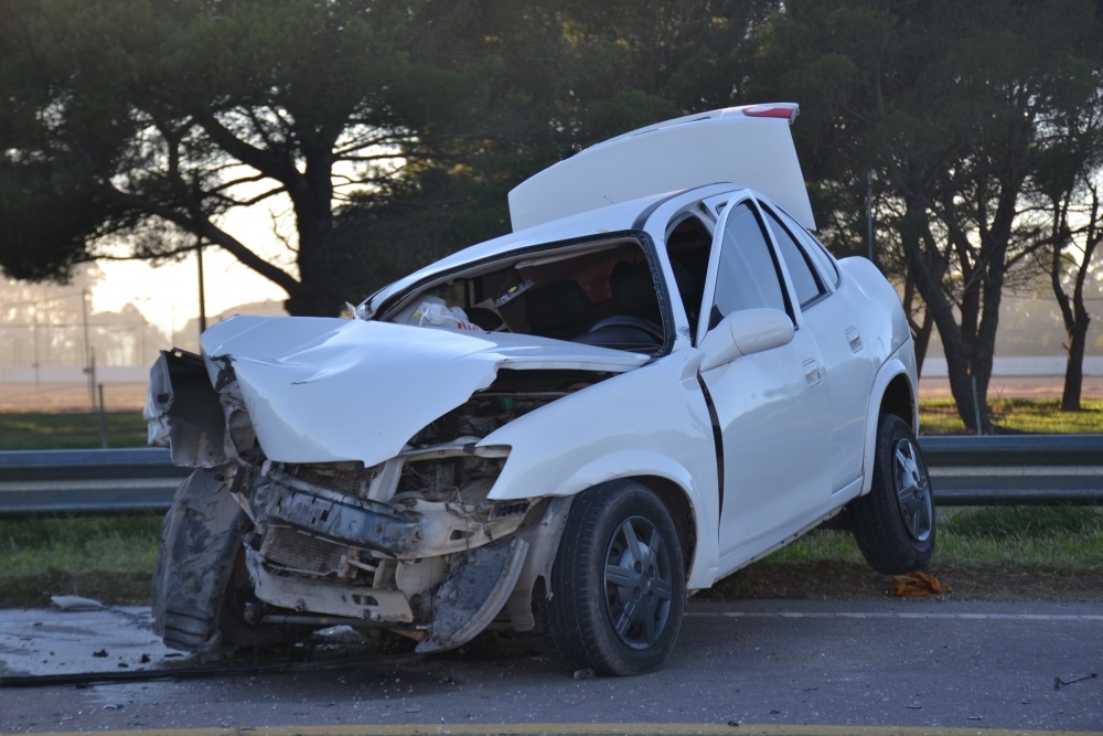 Fuerte choque en Ruta 33: un conductor quedó atrapado tras impactar con un camión