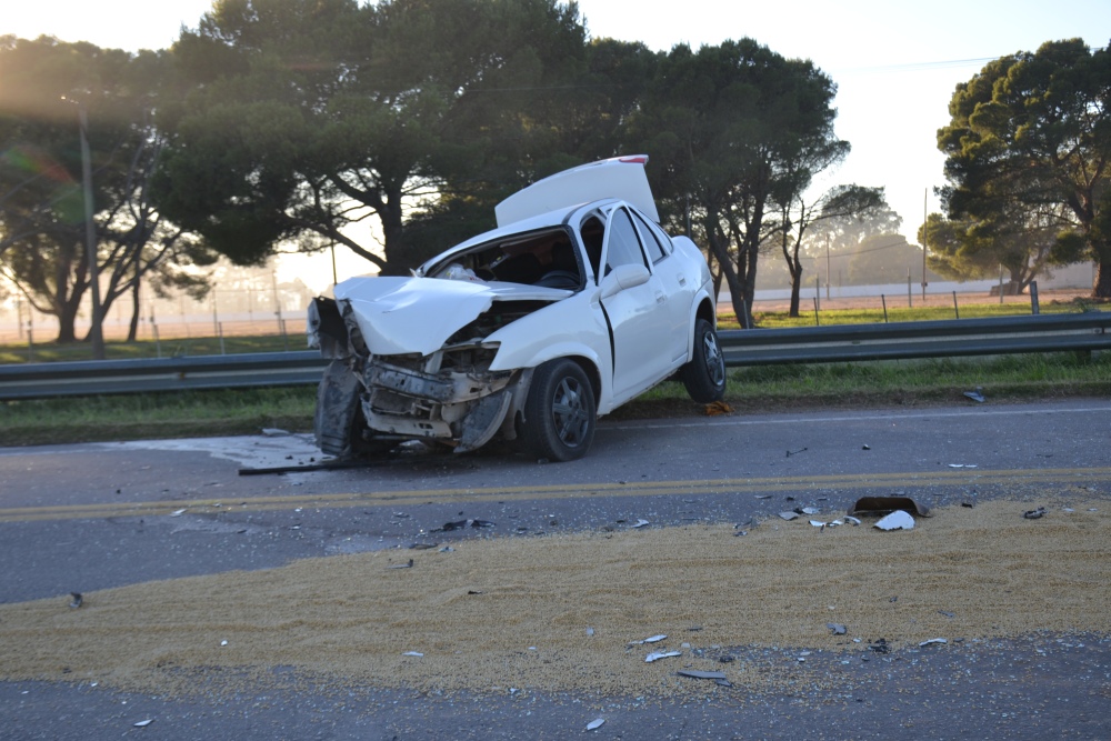 Fuerte choque en Ruta 33: un conductor quedó atrapado tras impactar con un camión