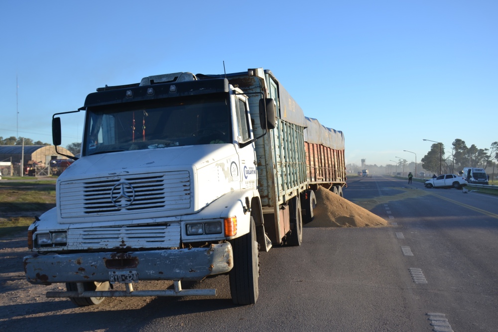 Fuerte choque en Ruta 33: un conductor quedó atrapado tras impactar con un camión