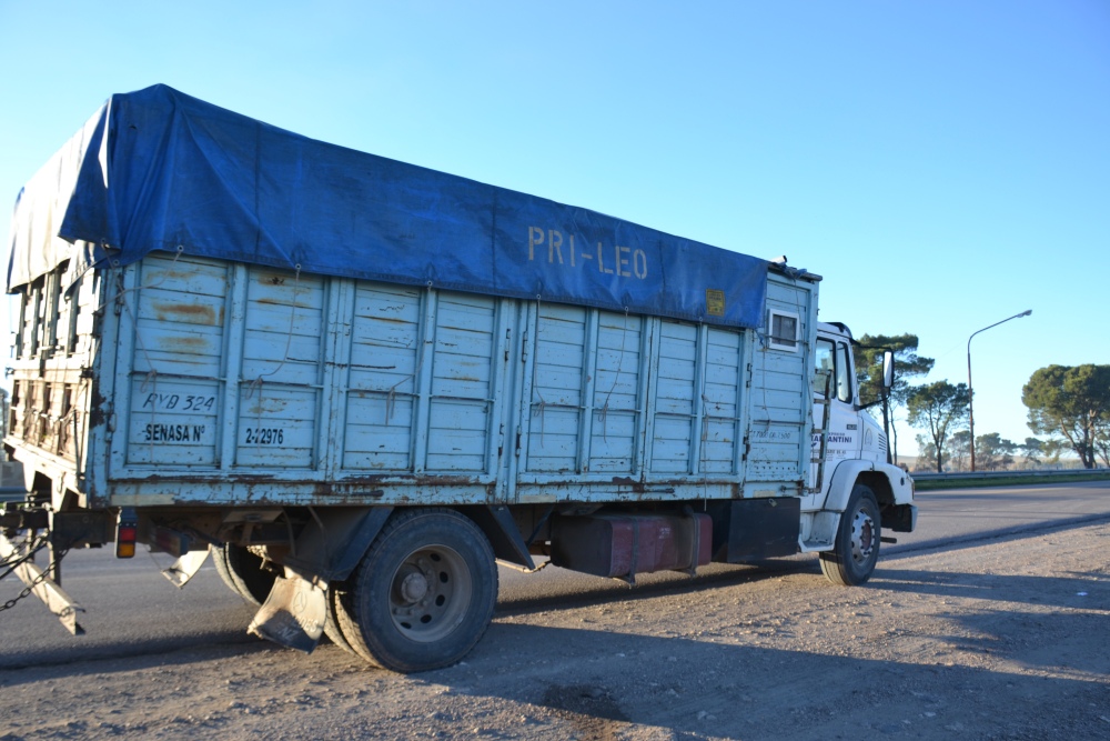Fuerte choque en Ruta 33: un conductor quedó atrapado tras impactar con un camión