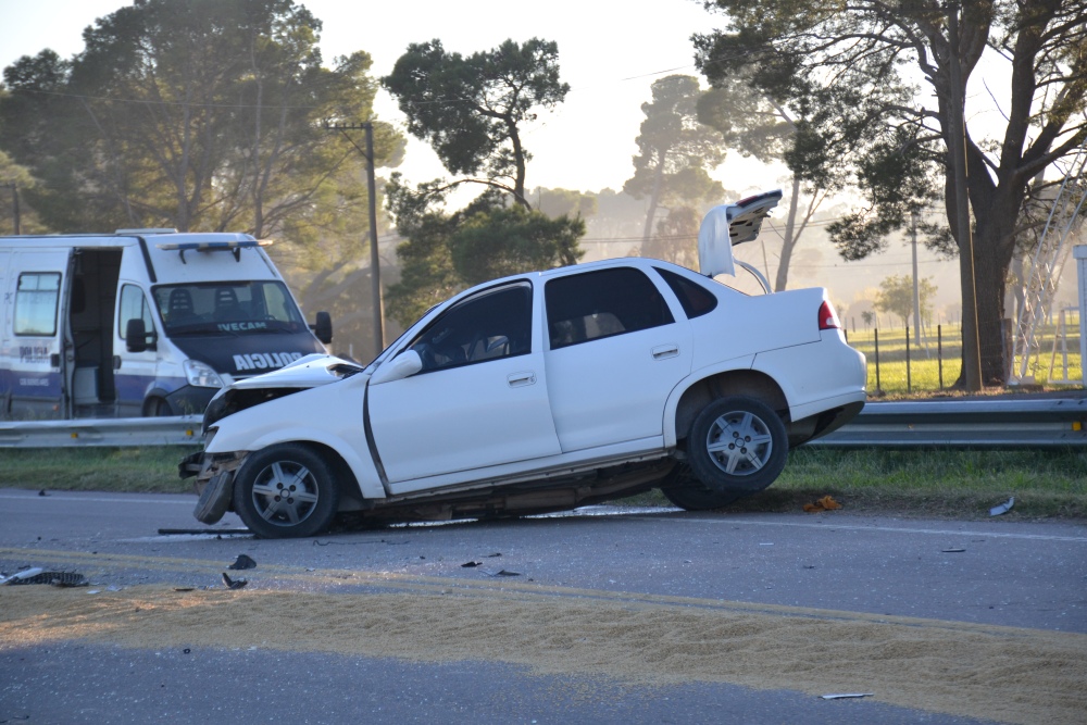 Fuerte choque en Ruta 33: un conductor quedó atrapado tras impactar con un camión