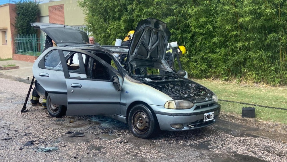Incendio de un vehículo en calle Libertad
